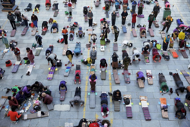 Những người hành hương cầu nguyện lúc bình minh bên ngoài ngôi chùa Đại Chiêu tại thành phố cổ Lhasa, Trung Quốc.