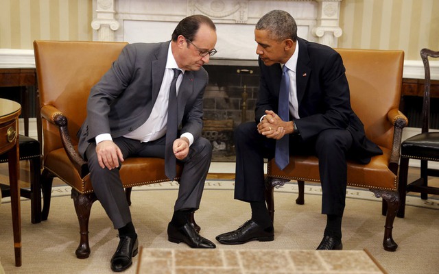 Tổng thống Pháp Francois Hollande (trái) trao đổi với đồng cấp Mỹ Obama trong cuộc họp song phương tại Nhà Trắng ở Washington.