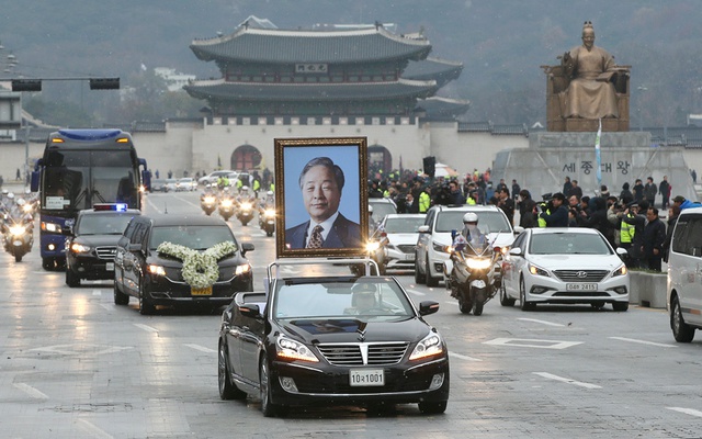 Đoàn xe tang của cựu Tổng thống Hàn Quốc Kim Young-sam di chuyển trên đường phố ở thủ đô Seoul.