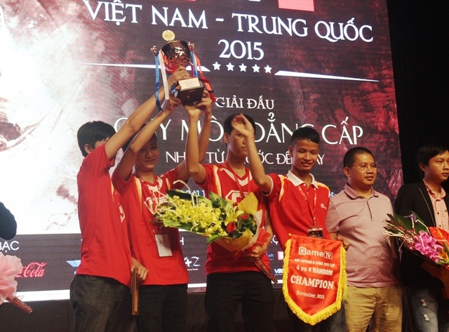 No1 hạnh phúc với chiếc cup vô địch ở giải Việt - Trung vừa qua.