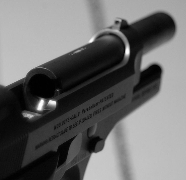 
Khe thoát vỏ đạn của Beretta 92
