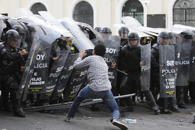 Người biểu tình chống chính phủ động độ với cảnh sát trên đường phố ở Quito, Ecuador.