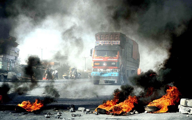 
Người buôn bán và tài xế đốt lốp xe để chặn đường giữa Pakistan và Afghanistan, phản đối cách hành xử của hải quan và lực lượng an ninh.

