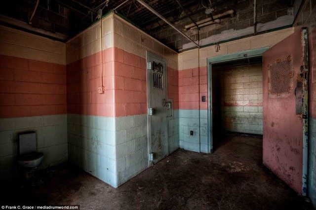 Phòng giam cách ly của nhà tù được xây dựng rất kiên cố bằng thép dày.