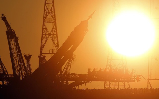 Tên lửa đẩy Soyuz TMA-19M của Nga được đưa vào bệ phóng tại trung tâm vũ trụ Baikonur ở Kazakhstan, trước khi đưa các phi hành gia lên Trạm không gian quốc tế (ISS).