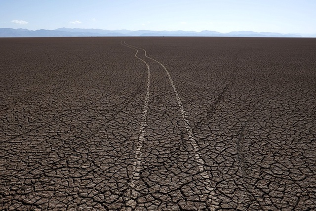 Vết lốp xe trên đáy hồ Poopo khô nứt nẻ ở Oruro, Bolivia.