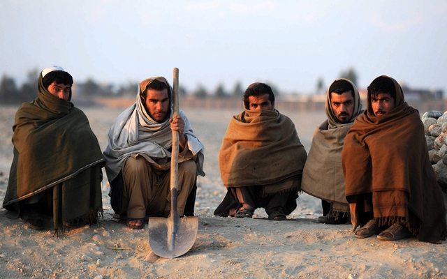 Những người lao động theo ngày ngồi chờ người tới thuê ở Jalalabad, Afghanistan.