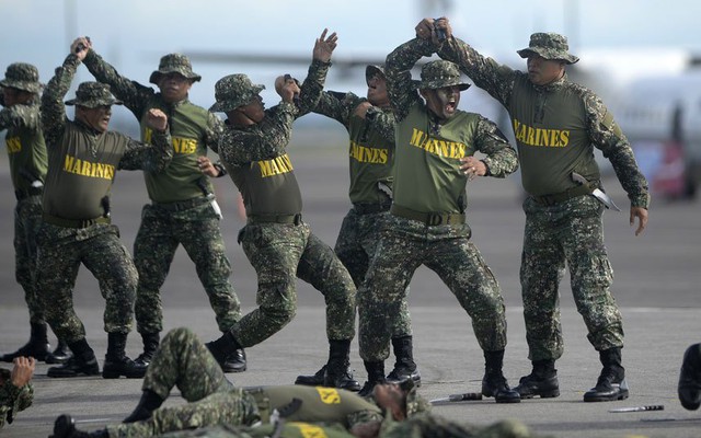 Binh sĩ Philippines phô diễn các kỹ năng chiến đấu.