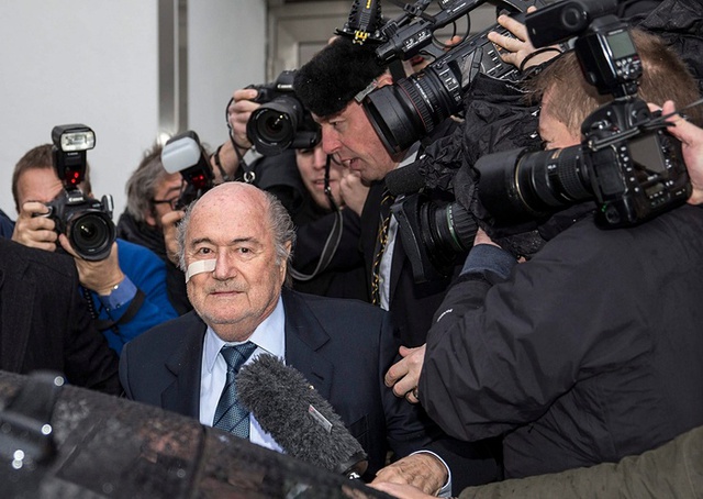 Chủ tịch FIFA Sepp Blatter xuất hiện trước báo chí ở Zurich, Thụy Sĩ, sau khi bị đình chỉ mọi hoạt động liên quan đến bóng đá trong 8 năm.