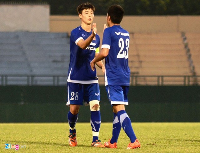 
U23 Việt Nam hòa 1-1 với các đàn anh ở B. Bình Dương (Ảnh: Zing.vn).
