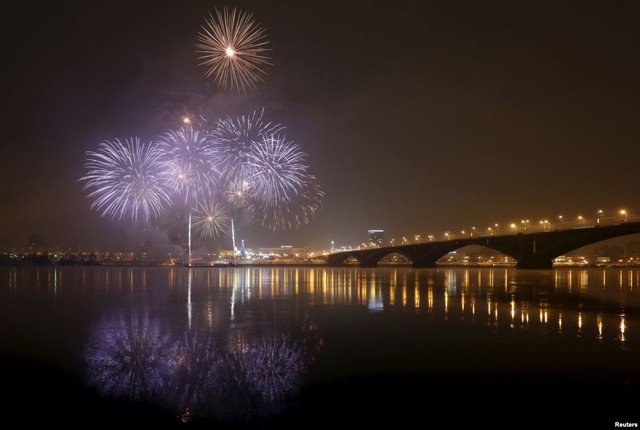 Màn bắn pháo hoa rực rỡ in bóng xuống mặt sông Yenisei trong buổi khai mạc lễ hội Giáng sinh và năm mới ở Krasnoyarsk, Nga.