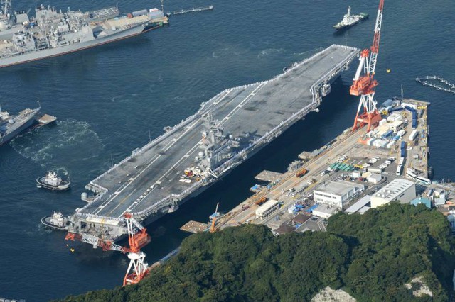 Trong buổi duyệt binh, tàu sân bay The USS Ronald Reagan” cũng tham gia với tư cách là đại diện cho quân đội Mỹ. Chiếc tàu này cập cảng Yokosuka vào ngày 1/10 và trở thành một phần trong Hạm Đội thứ 7 của hải quân Mỹ có căn cứ tại Nhật Bản.