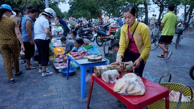 Giò, chả... được bày biện trên những chiếc bàn.