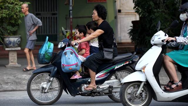 Không dễ xoay xở với 2 đứa trẻ ngồi đằng trước. Nếu xe bị phanh gấp không biết sẽ có chuyện gì xảy ra.