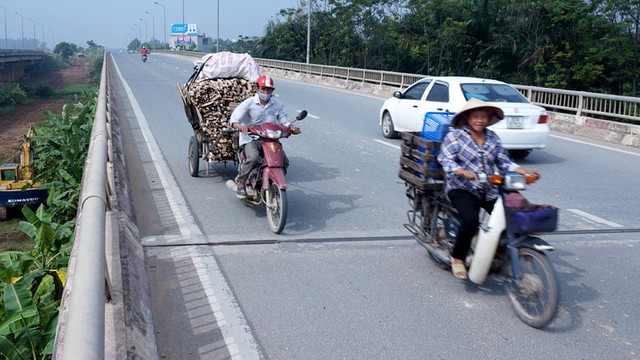 
Tình trạng xe tự chế, chở cồng kềnh lưu thông ngược chiều trên cầu vượt Sông Đáy diễn ra bất kể giờ nào trong ngày.
