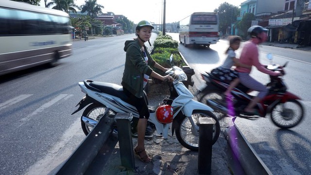 
Điểm sang đường qua xã Bạch Sam không có biển báo. Với lượng xe trọng tải lớn nườm nượp lưu thông trên quốc lộ, nguy cơ tai nạn rất cao.
