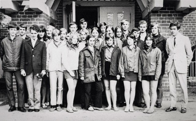Angela Kasner (ở giữa, hàng thứ 2) trong bức ảnh chụp cùng lớp phổ thông ở Templin, Đức năm 1971