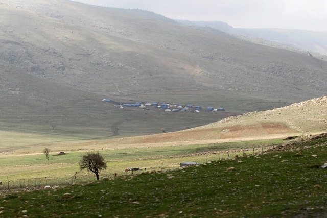  Những căn lều nơi các gia đình tị nạn người Yazidi sinh sống trên sườn núi Sinjar
