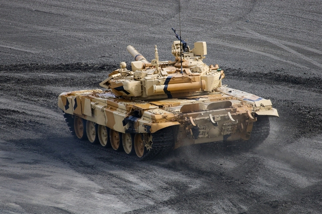 Sức mạnh của T-90S nằm ở khả năng cơ động linh hoạt, tiết diện nhỏ, trang bị vũ khí (pháo 125 mm) mạnh mẽ cùng các hệ thống phòng vệ thụ động và chủ động, hệ thống điện tử hiện đại.