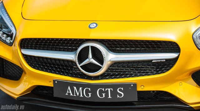 mercedes-AMG-GT-S-(8).jpg