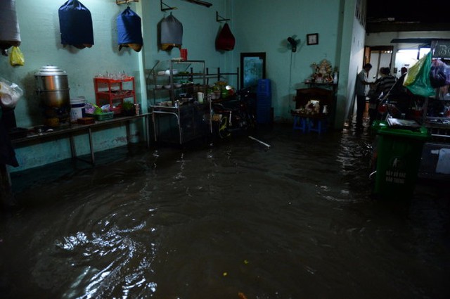 Nước tràn vào nhà dân ở đường Nguyễn Hữu Cảnh (Q.Bình Thạnh) - Ảnh: Thuận Thắng