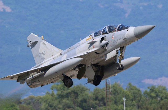 
... và 9 Mirage 2000-5DI hai chỗ ngồi dùng cho cả huấn luyện (số lượng mua ban đầu là 9).
