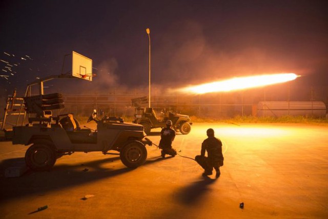 Các chiến binh Hồi giáo dòng Shiite bắn tên lửa trong cuộc đụng độ với các tay súng IS ở tỉnh Salahuddin, Iraq ngày 1-3.