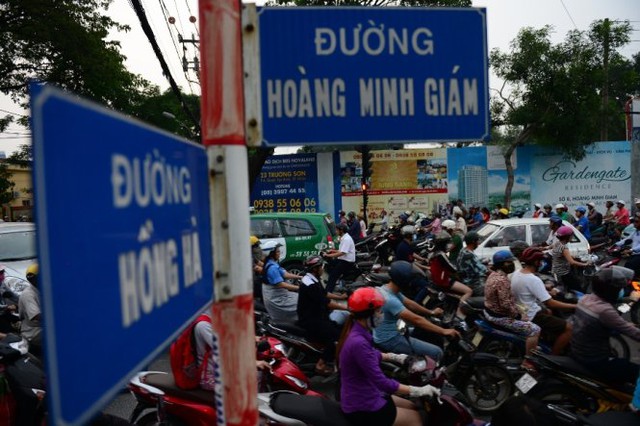 
Giao lộ Hồng Hà - Hoàng Minh Giám loạn xạ xe cộ vào buổi sáng và khi tan tầm - Ảnh: THANH TÙNG
