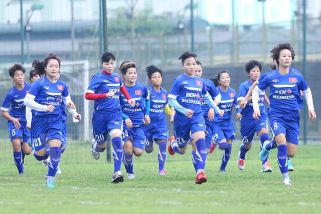 Trở lại với buổi tập, ông Takashi chào hàng các nữ cầu thủ bằng gần 20 vòng chạy tăng, giảm tốc liên tục trên sân Trung tâm đào tạo trẻ Liên đoàn bóng đá Việt Nam. (Ảnh: Minh Chiến/Vietnam+)