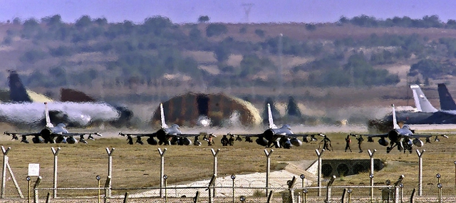 
Một dàn F-16 Mỹ chuẩn bị cất cánh từ căn cứ Incirlik của Thổ Nhĩ Kỳ. Ảnh: Reuters
