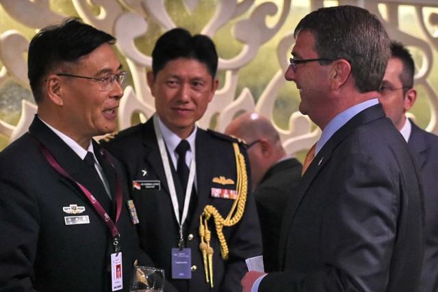 Tôn Kiến Quốc (trái) trao đổi với Bộ trưởng quốc phòng Mỹ Ashton Carter bên lề Đối thoại Shangri-la. Ảnh: AFP.