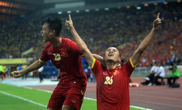 Khoảnh khắc Huy Toàn mở tỷ số vào lưới Malaysia trên sân vận động Shah Alam ở trận bán kết lượt đi AFF Cup 2014.