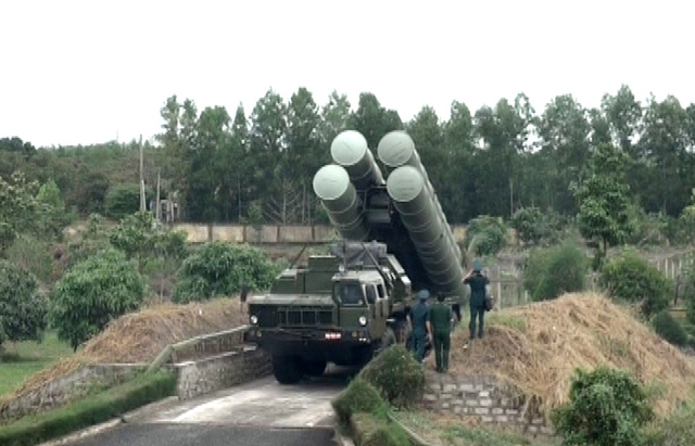 
Tổ hợp tên lửa S-300PMU1 của Trung đoàn 93 triển khai chiến đấu. Ảnh: báo Đồng Nai.
