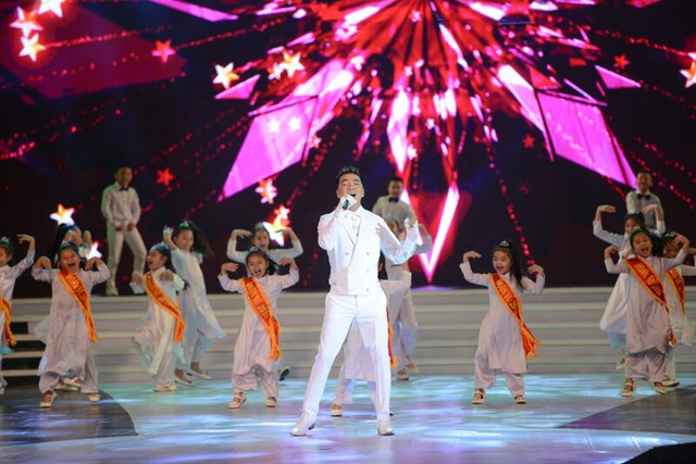 
Đàm Vĩnh Hưng là ca sĩ đầu tiên hát tại đêm chung kết.
