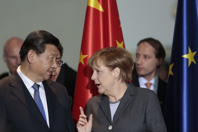 
Thủ tướng Đức Angela Merkel (phải) sẽ quan sát động tĩnh từ cuộc gặp Obama-Tập Cận Bình trước khi quyết định xúc tiến các bước phát triển quan hệ với Bắc Kinh.
