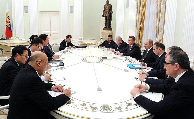 
Tổng thống Nga Putin hội đàm với Lật Chiến Thư (ngồi đối diện) hồi tháng 3/2015. Ảnh: Kremlin.
