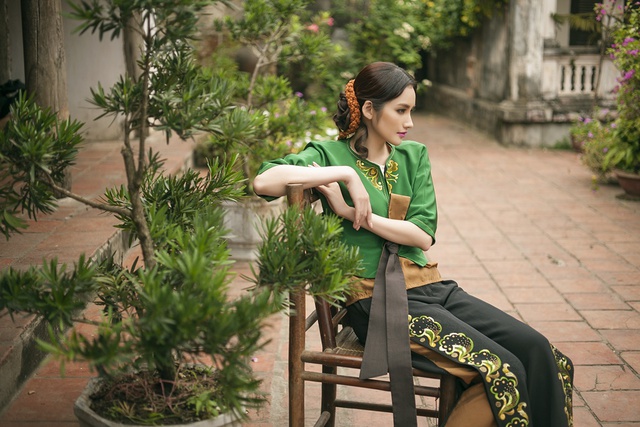 
Xuân Thu là NTK của Hà Nội có bề dầy hoạt đông trong lĩnh vực thiết kế thời trang cao cấp. Chị đặc biệt yêu thích và có ý thức trong việc gìn giữ những nét đẹp văn hoá truyền thống của Người Việt.
