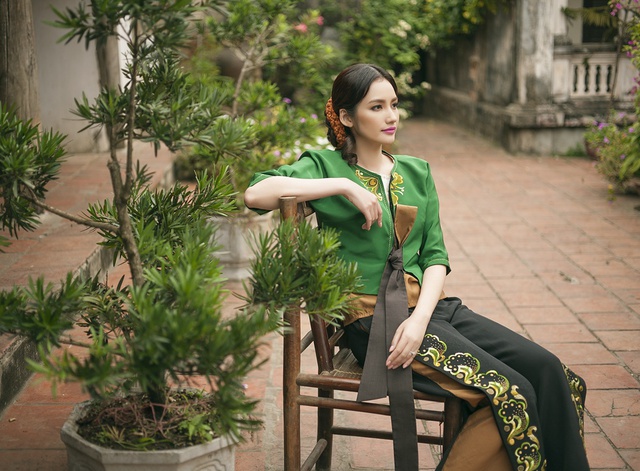 
Hình ảnh NTK Xuân Thu mang đến với công chúng lần này là một người phụ nữ Việt đảm đang, tần tảo nhưng rất xinh đẹp và duyên dáng.
