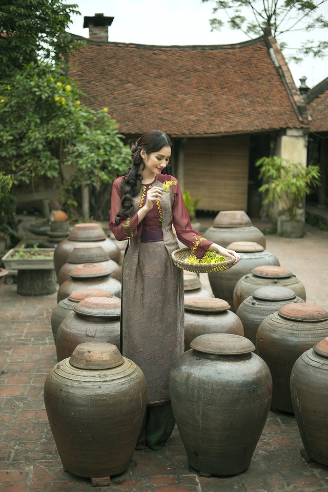 
Chị cho rằng chiếc áo tứ thân Kinh bắc là một trong những hình ảnh đẹp và đặc trưng của phụ nữ Việt bên cạnh chiếc áo dài, hay áo bà bà… Chính vì thế, bộ sưu tập mới của chị được lấy cảm hứng từ những tà áo tứ thân cổ.
