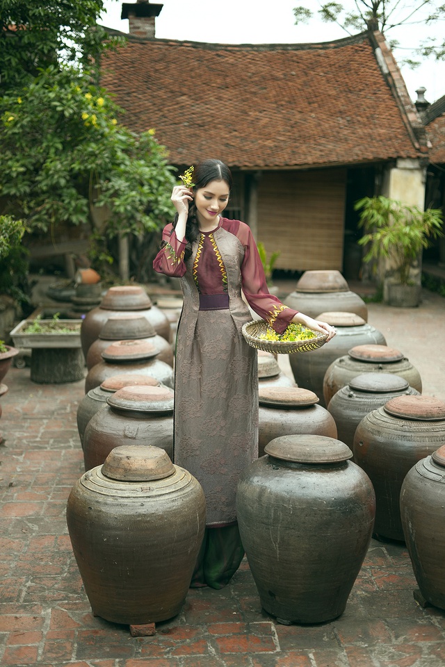 
Với Xuân Thu, chị coi mỗi thiết kế trang phục là một tác phẩm nghệ thuật được làm nên bằng những kỹ thuật cắt may hiện đại phối hợp với kỹ thuật làm tay tinh xảo của các nghề thủ công truyền thống nức tiếng đất Hà Thành.
