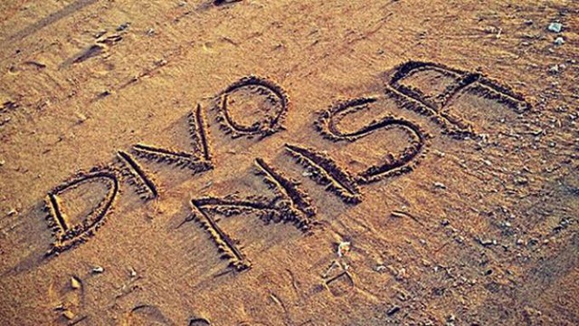 Nisa viết tên bạn trai lên cát.