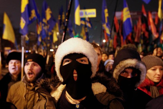 Người biểu tình chống chính phủ diễu hành trên đường phố ở Kiev, Ukraine.