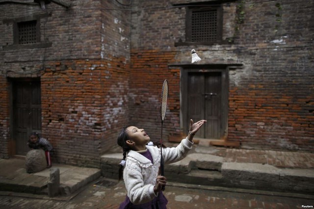 Bé gái chơi cầu lông trên đường phố tại thành phố cổ Bhaktapur, Nepal.