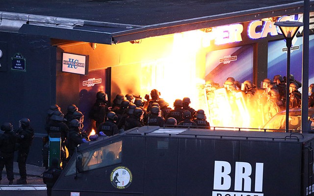 Siêu thị Hypercacher ở Paris, Pháp, lóe sáng trong một vụ nổ khi cảnh sát xông vào giải cứu con tin.