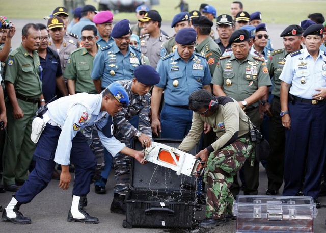 Hộp đen của chiếc máy bay QZ8501 được chuyển sang một chiếc thùng khác tại căn cứ không quân ở Pangkalan Bun, Kalimantan, Indonesia.