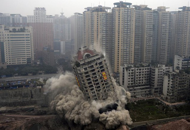 Một tòa nhà cao 22 tầng được đánh sập bằng thuốc nổ tại thành phố Trùng Khánh, Trung Quốc.