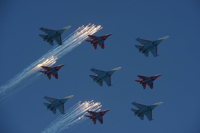 Các chiến đấu cơ Su-27 của đội bay Hiệp sĩ Nga và tiêm kích đa nhiệm MiG-29 trình diễn chung trên quảng trường Đỏ trong lễ diễu  binh mừng kỷ niệm lần thứ 68 chiến tranh Vệ quốc vĩ đại.