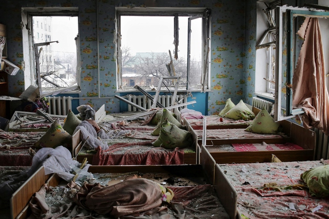 Những gì còn sót lại của một lớp học mầm non sau khi bị trúng đạn pháo ở Donetsk, Ukraine.