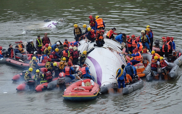 Lực lượng cứu hộ nỗ lực giải cứu hành khách khỏi chiếc máy bay của hãng hàng không TransAsia hạ cánh xuống sông ở Đài Bắc, Đài Loan. Tai nạn khiến ít nhất 21 người thiệt mạng.