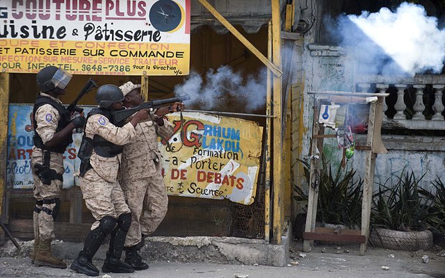 Cảnh sát bắn đạn hơi cay vào người biểu tình chống chính phủ tại thủ đô Port-au-Prince, Haiti.